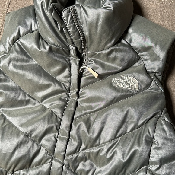 The North Face Silver Quilted Vest - Picture 2 of 8